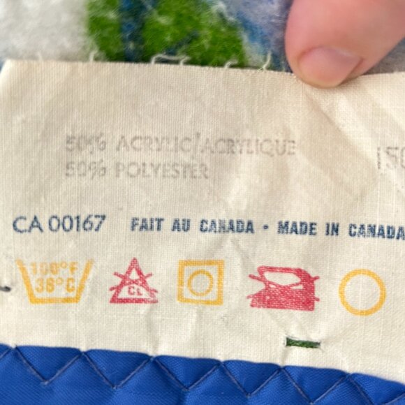 Vintage Satin Lined White Blanket Blue Floral 76x82 Canada Acrylic/Poly Cabin - Picture 5 of 5